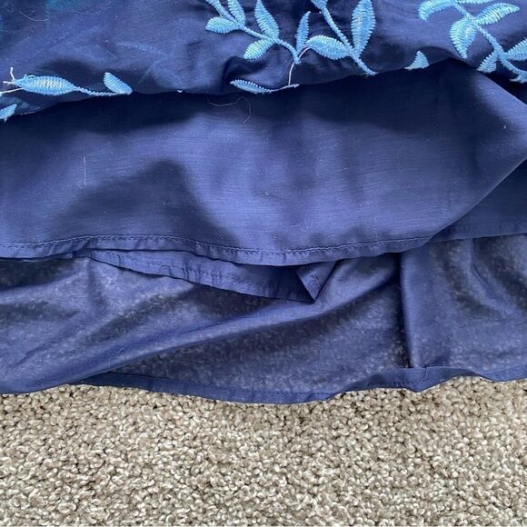 LIÈBO | sleeveless dress with embroidered detail - Picture 6 of 10